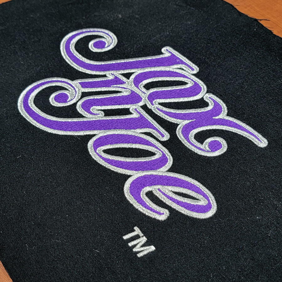 Broderie sur vêtement.