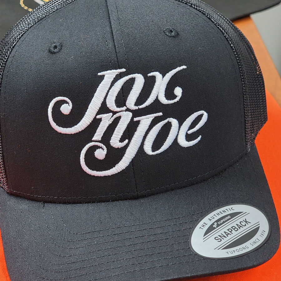 Broderie sur casquettes.