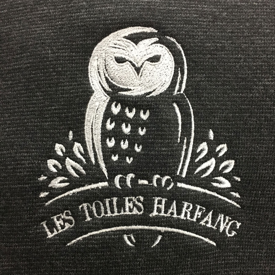 Broderie sur vêtement.