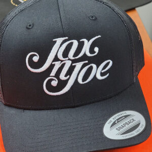 Broderie sur casquettes.